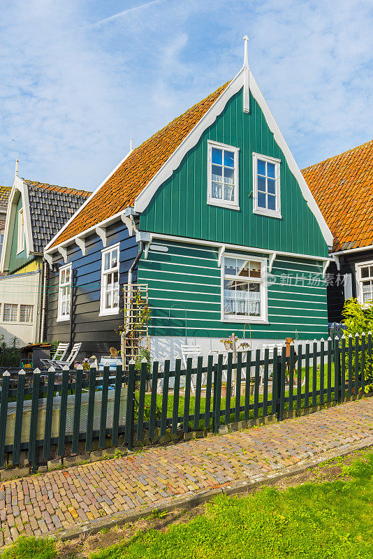 软炭质页岩。荷兰Marken island Waterland美丽而典型的渔村房屋。